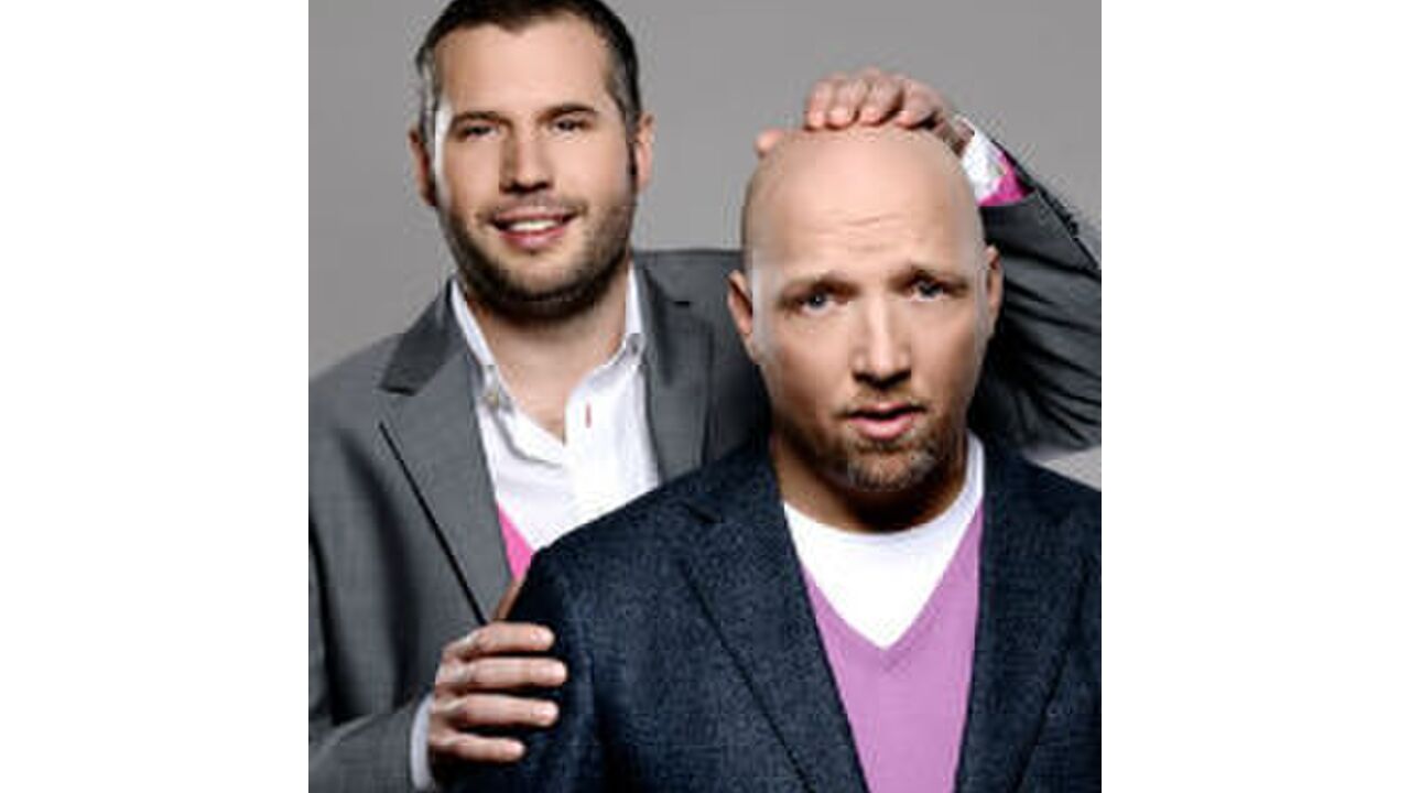 Illustratie voor: Ruben en Tijl uit de kleren voor slapende vrouw