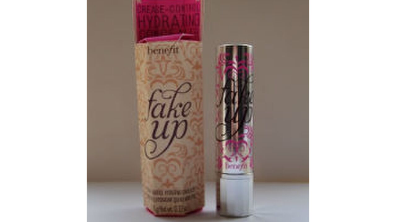 Illustratie voor: Review: Benefit Cosmetics Fake Up