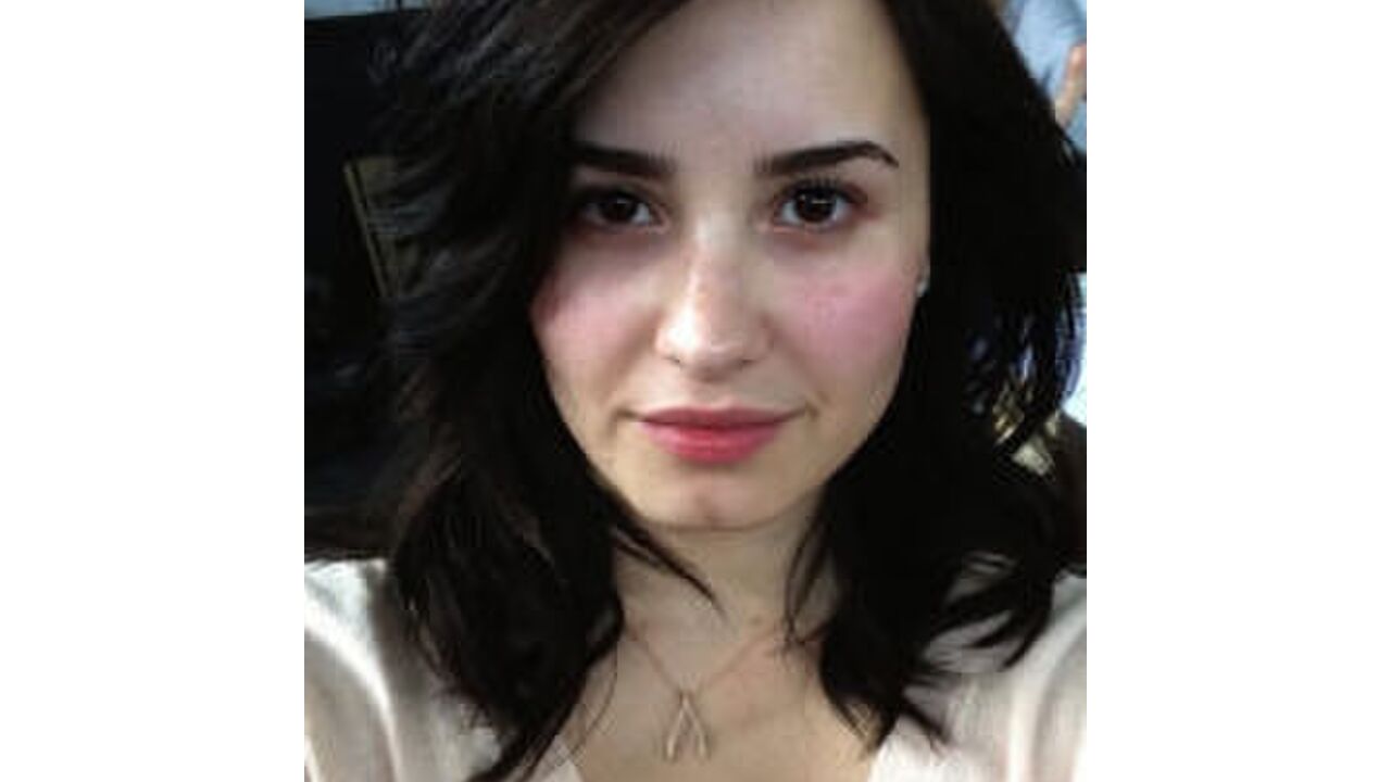 Illustratie voor: Demi Lovato zonder make-up.. En vraagt jou om dat ook te doen