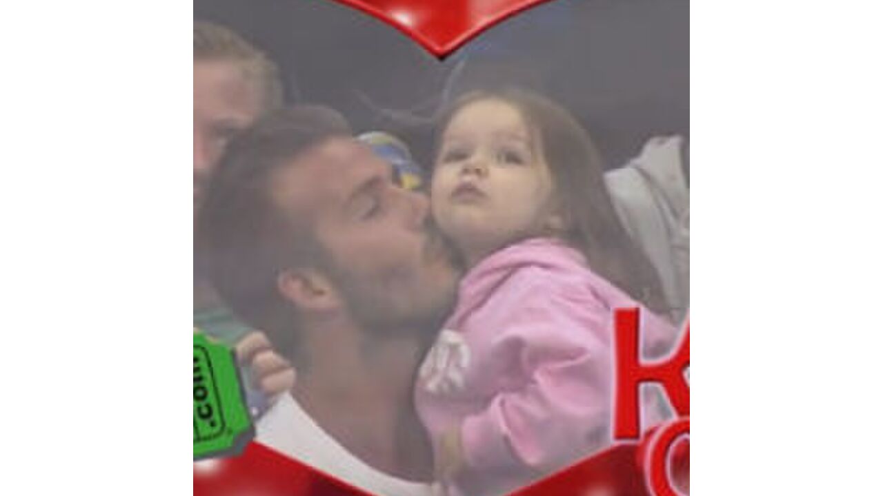 Illustratie voor: David Beckham zoent Harper op Kiss Cam