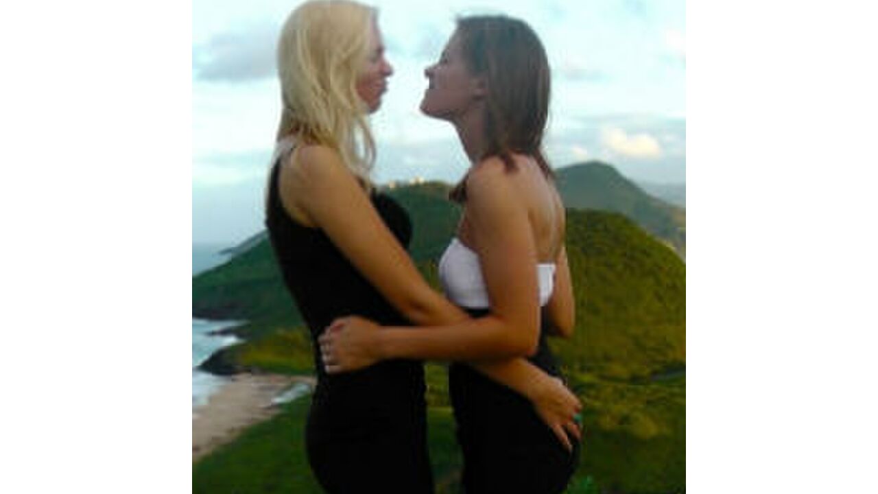 Illustratie voor: Kaelyn & Lucy: long-distance koppel op YouTube