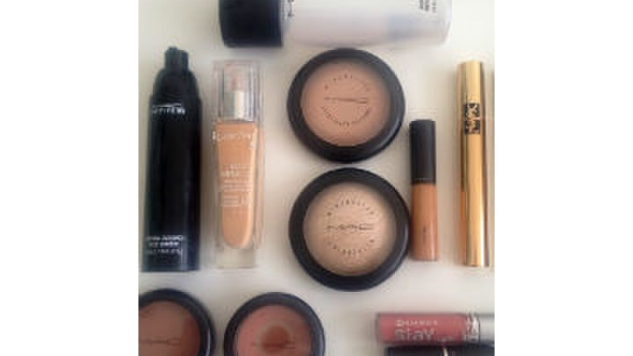 Illustratie voor: De favoriete beautyproducten van: Aylin