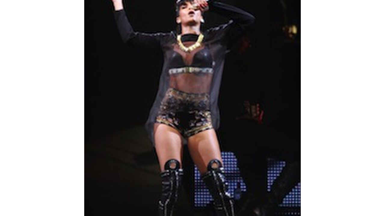 Illustratie voor: Shocking! Rihanna zet tatoeage met hamer en beitel