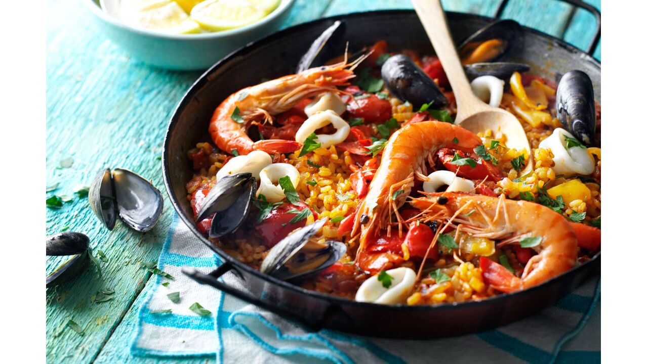Illustratie voor: Met deze paella zit je voor je gevoel met je billen op het Spaanse strand