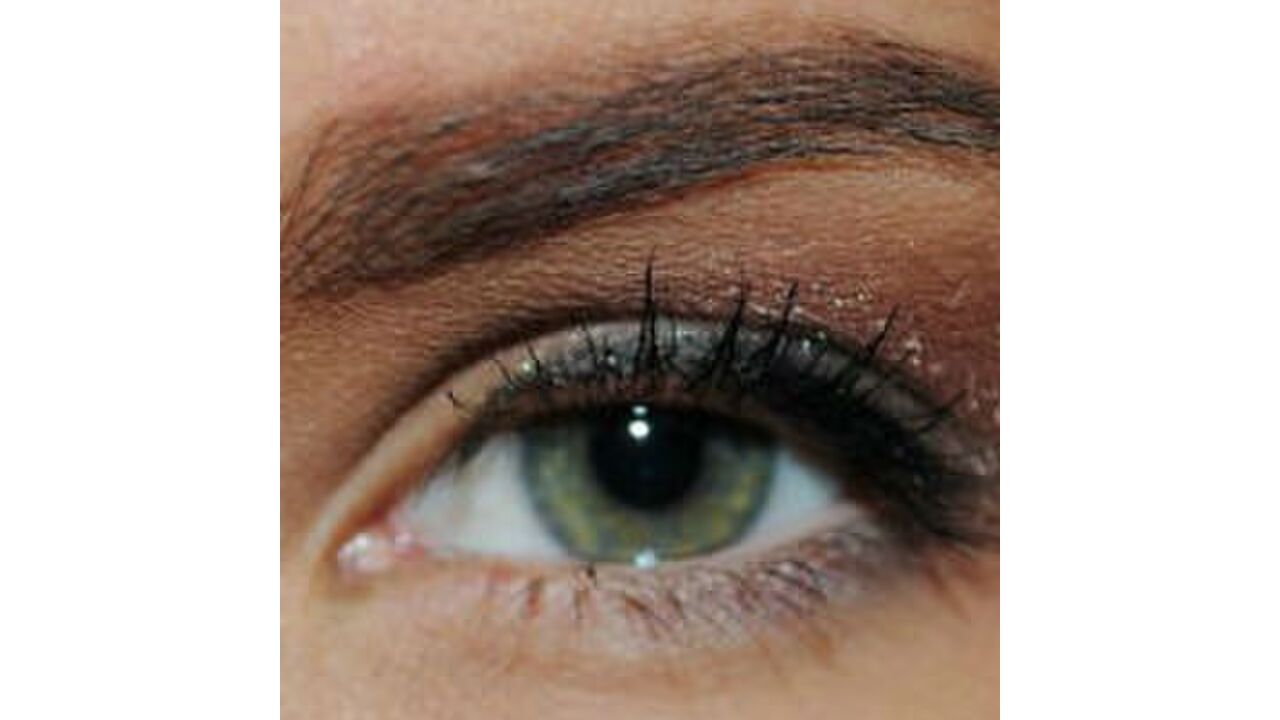 Illustratie voor: Zo laat je je make-up de hele avond goed zitten!