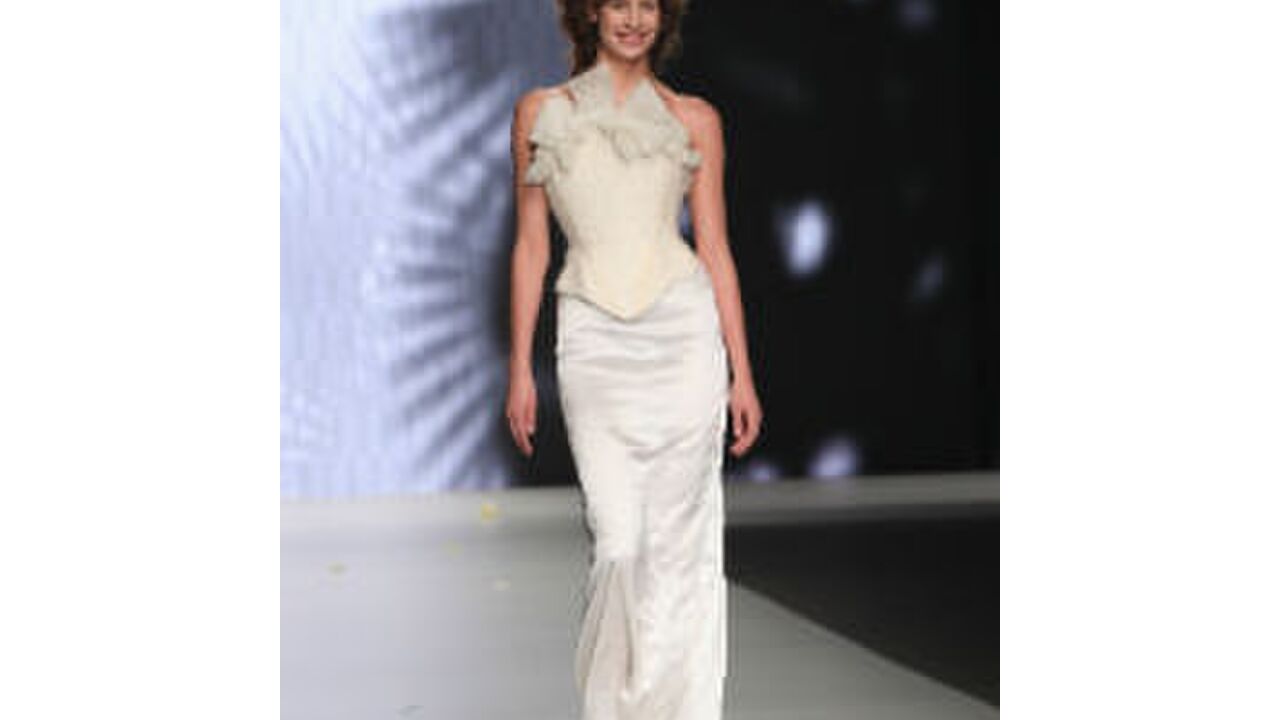 Illustratie voor: VIDEO: Vallende modellen op catwalk Dennis Diem