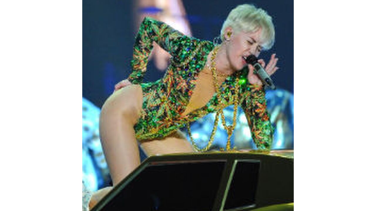 Illustratie voor: VIDEO: Miley kust Katy Perry