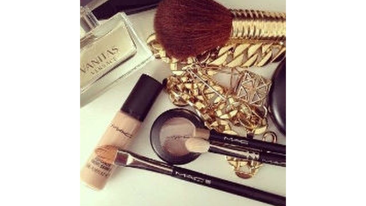 Illustratie voor: Complete make-up look in 5 minuten