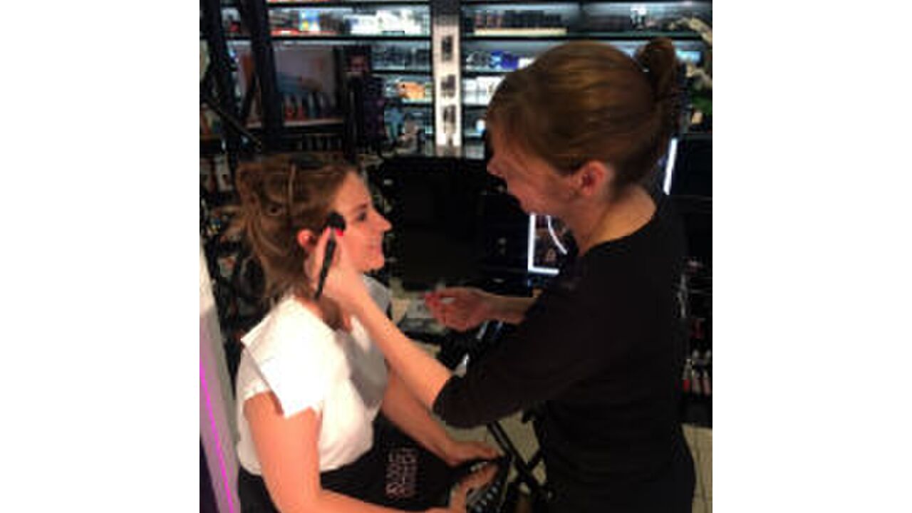 Illustratie voor: Beauty tips & tricks van Dior visagisten
