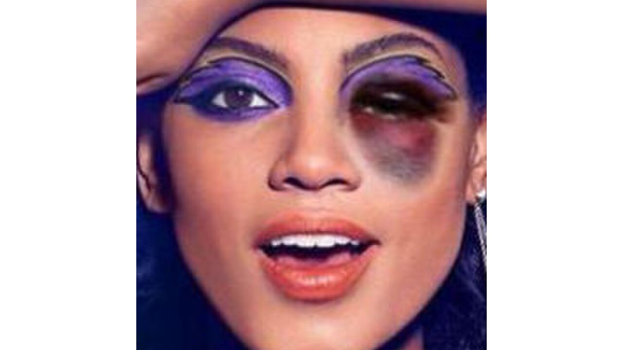 Illustratie voor: Covergirl krijgt een verontrustende Photoshop behandeling