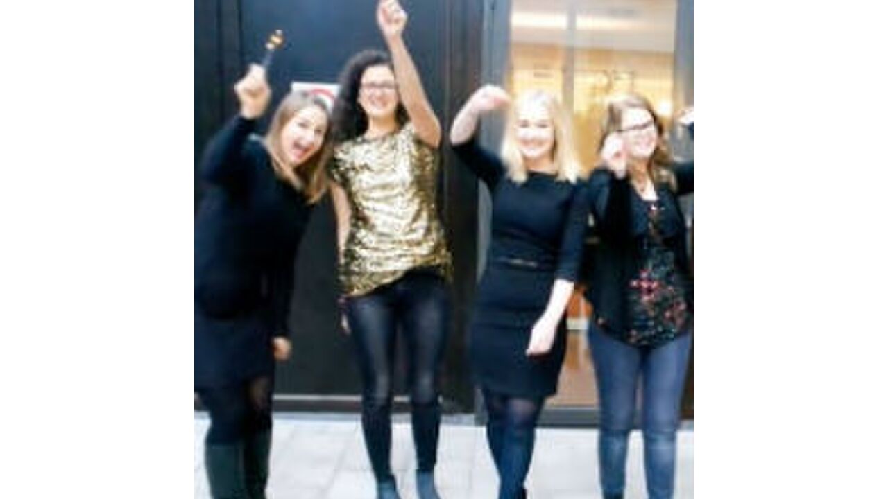 Illustratie voor: Girlscene wenst jou een gelukkig nieuwjaar!