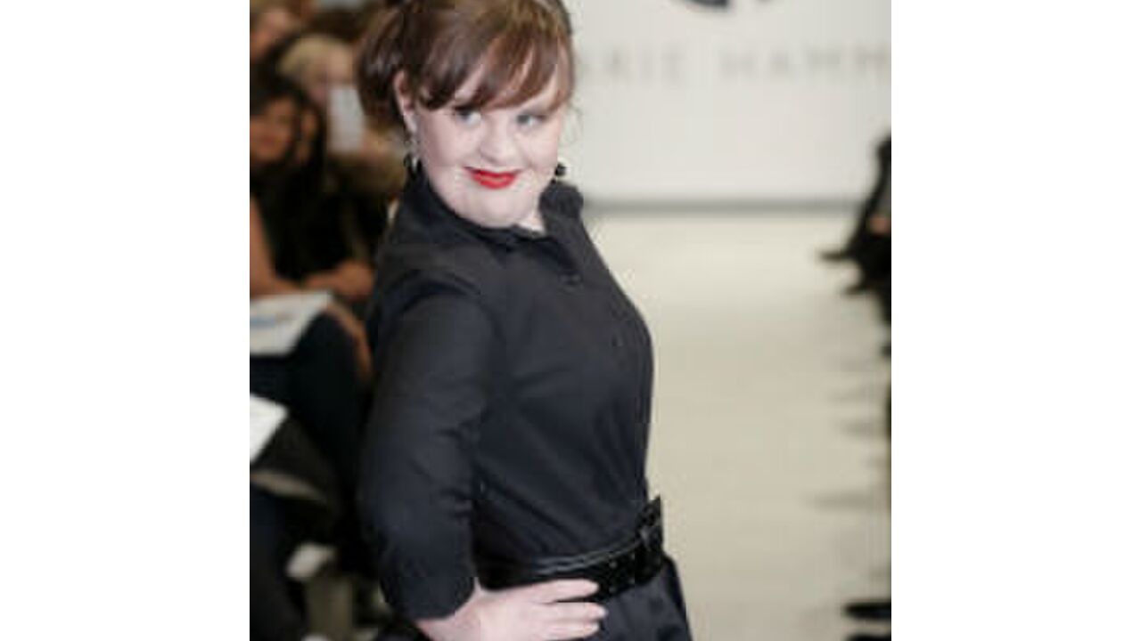 Illustratie voor: Eerste model met Downsyndroom loopt show tijdens Fashion Week