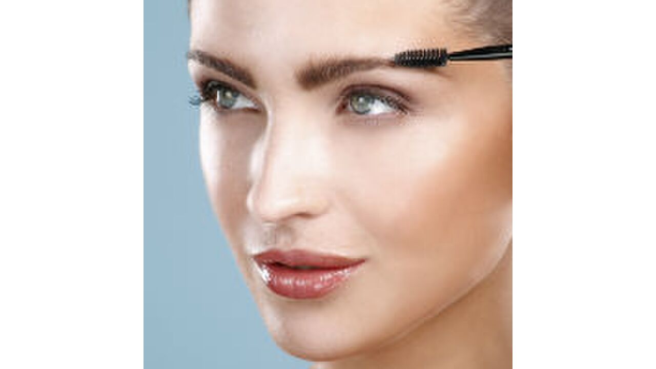 Illustratie voor: 10 make-up fouten die je ouder laten lijken