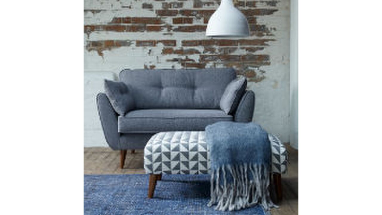 Illustratie voor: Win: DFS x French Connection loveseat t.w.v €909