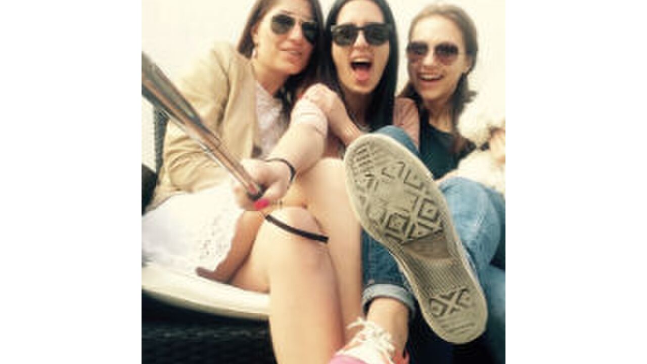 Illustratie voor: Hilarisch: Zo gevaarlijk is de selfiestick
