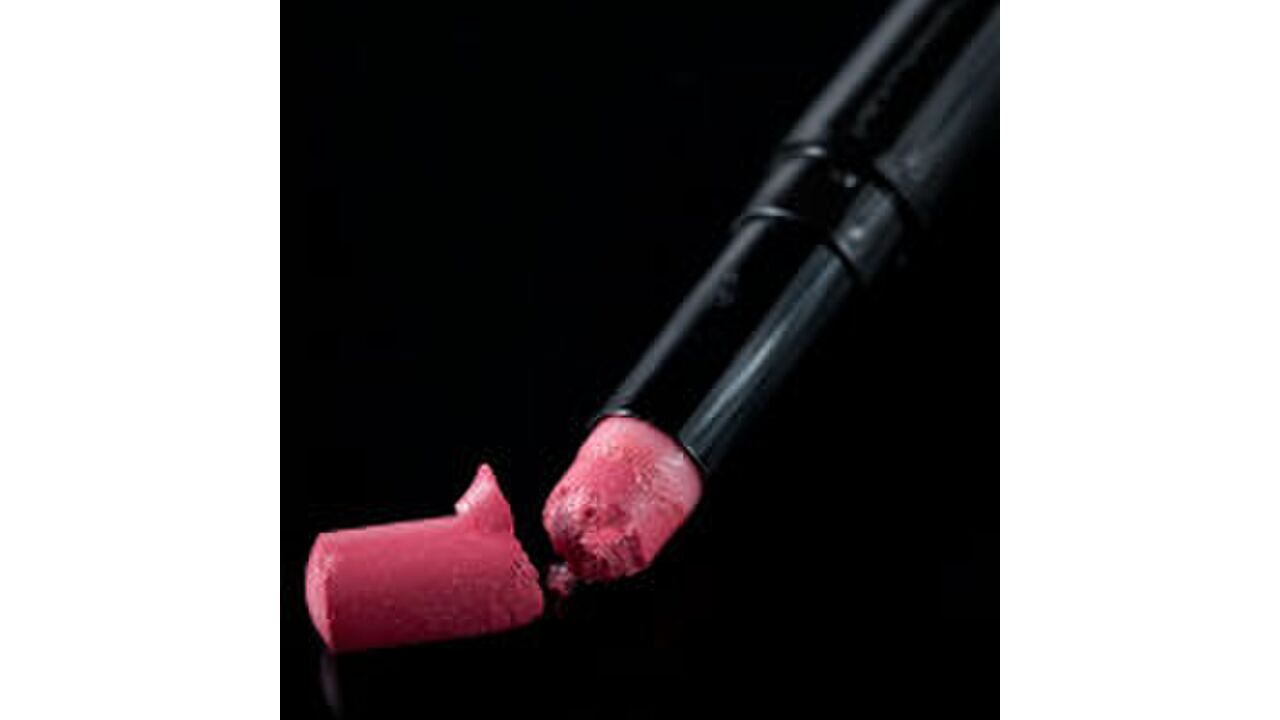 Illustratie voor: 8 tips om gebroken make-up te herstellen