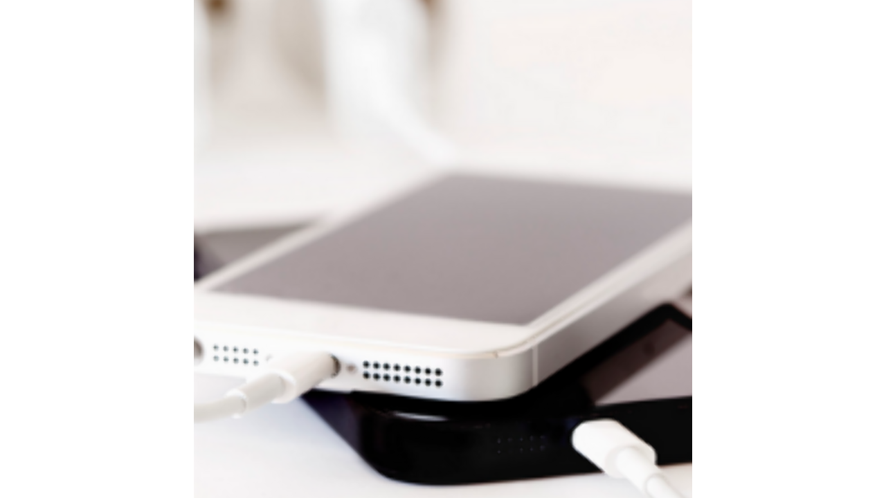 Illustratie voor: Gaat de batterij van je smartphone echt sneller leeg als je ‘m vaak oplaadt?