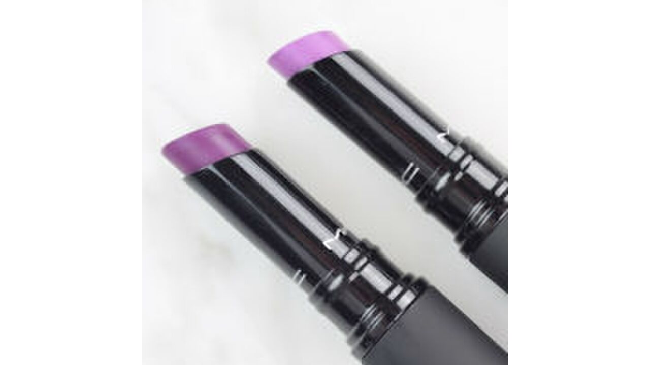 Illustratie voor: Hot or not: paarse lippenstift
