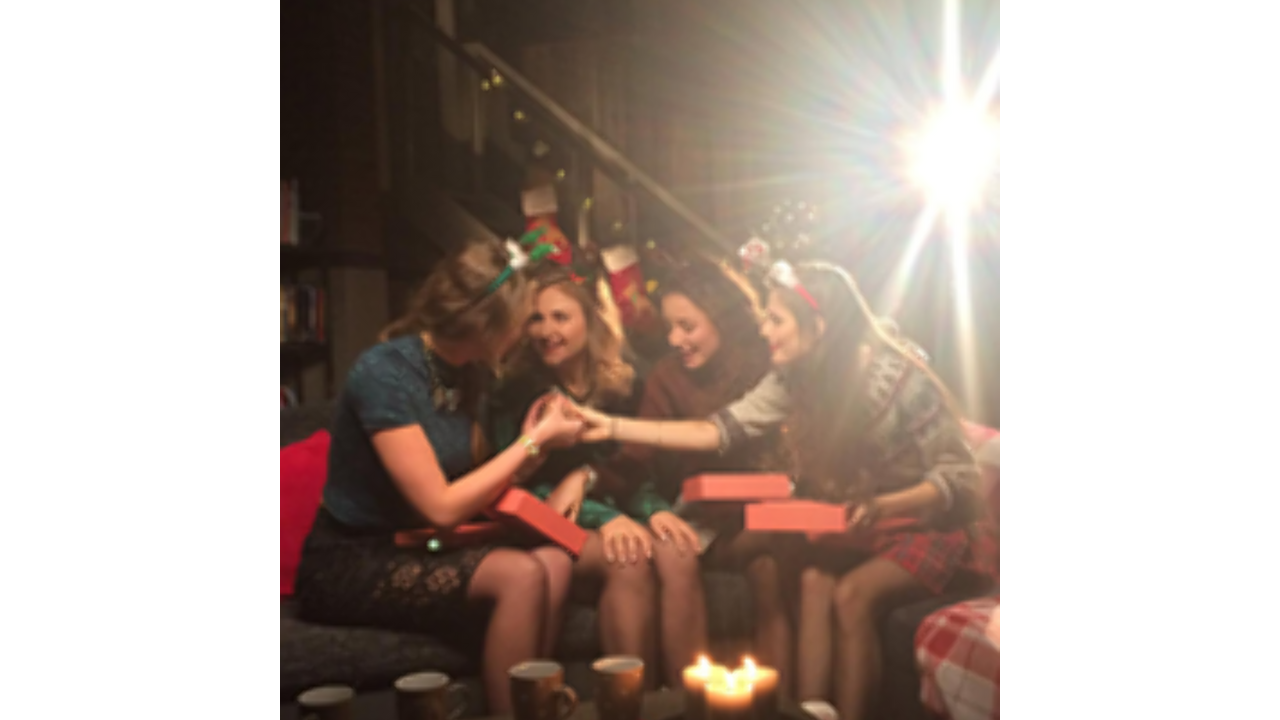 Illustratie voor: Bestel nu de Girlscene Box voor de feestdagen!