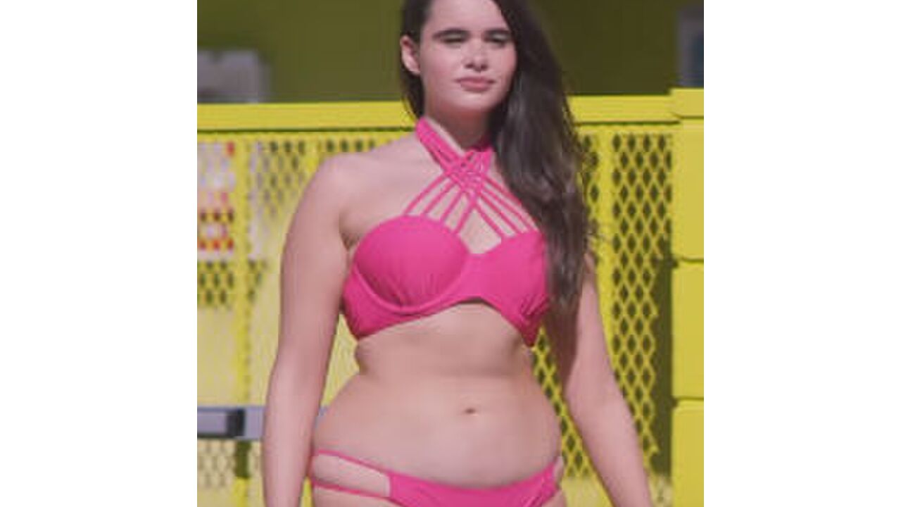 Illustratie voor: Curvy meisje poseert in campagne zonder Photoshop