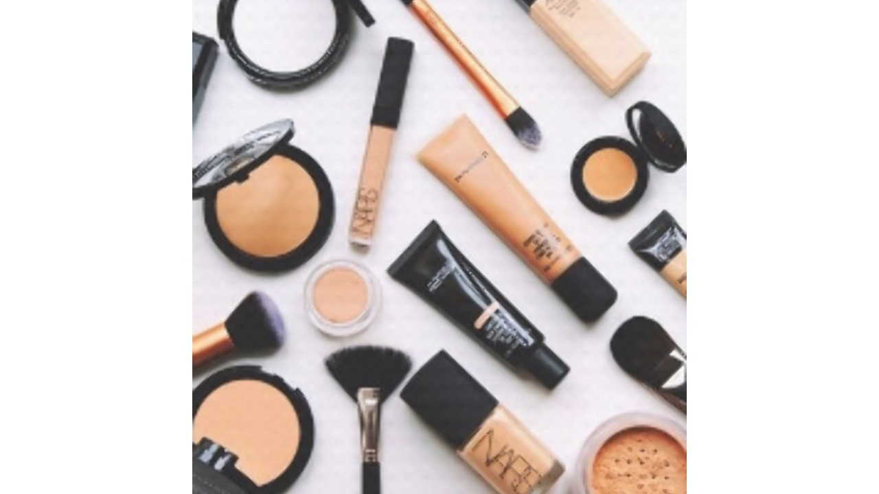 Illustratie voor: Deze smerige dingen gebeuren als je je make-up kwasten niet wast
