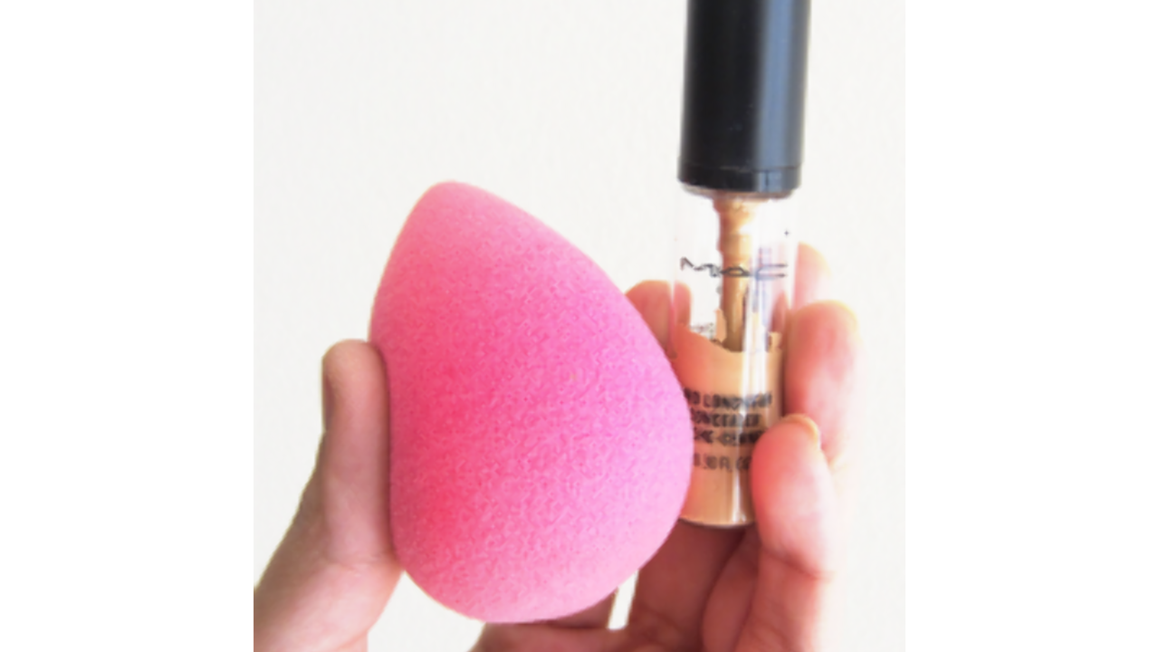 Illustratie voor: Dat je de Beautyblender op deze manier kunt gebruiken wist niemand