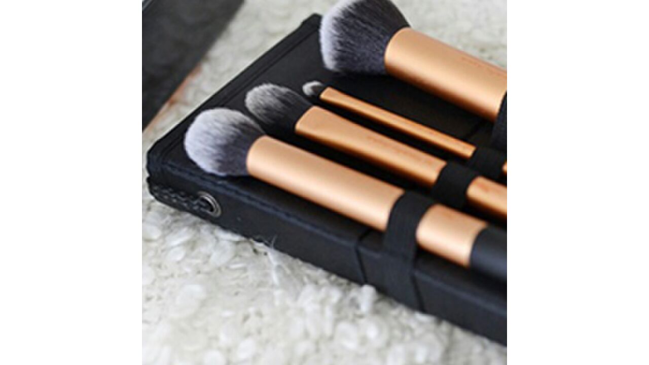 Illustratie voor: Zo hoor je om te gaan met je make-up kwasten