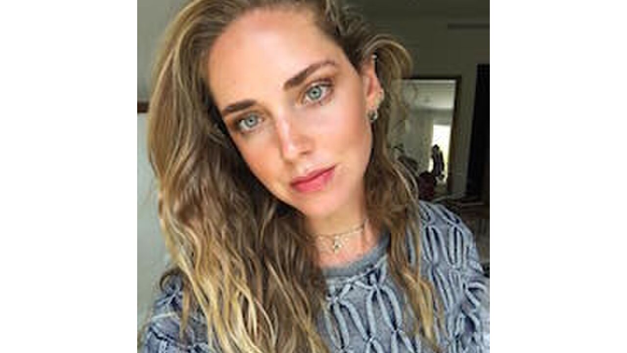 Illustratie voor: Waarom een vloeibare highlighter onmisbaar is in jouw beautyroutine