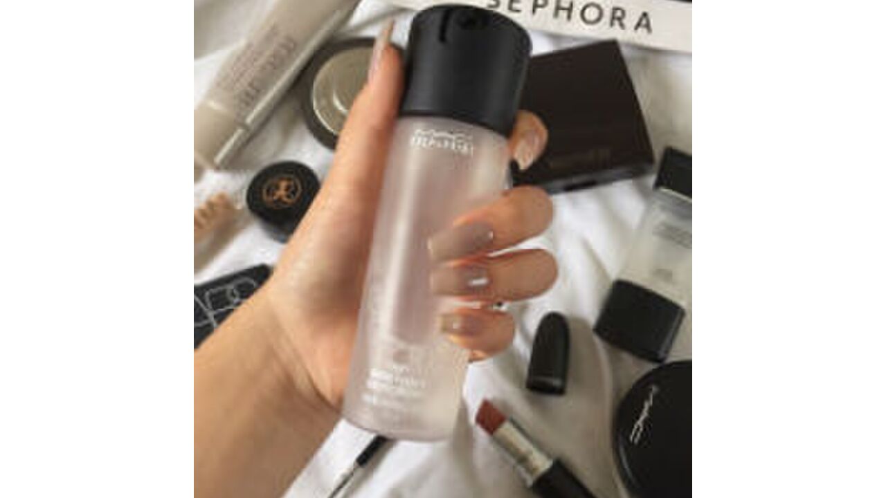 Illustratie voor: Maak jij deze fouten ook tijdens het verwijderen van je make-up?