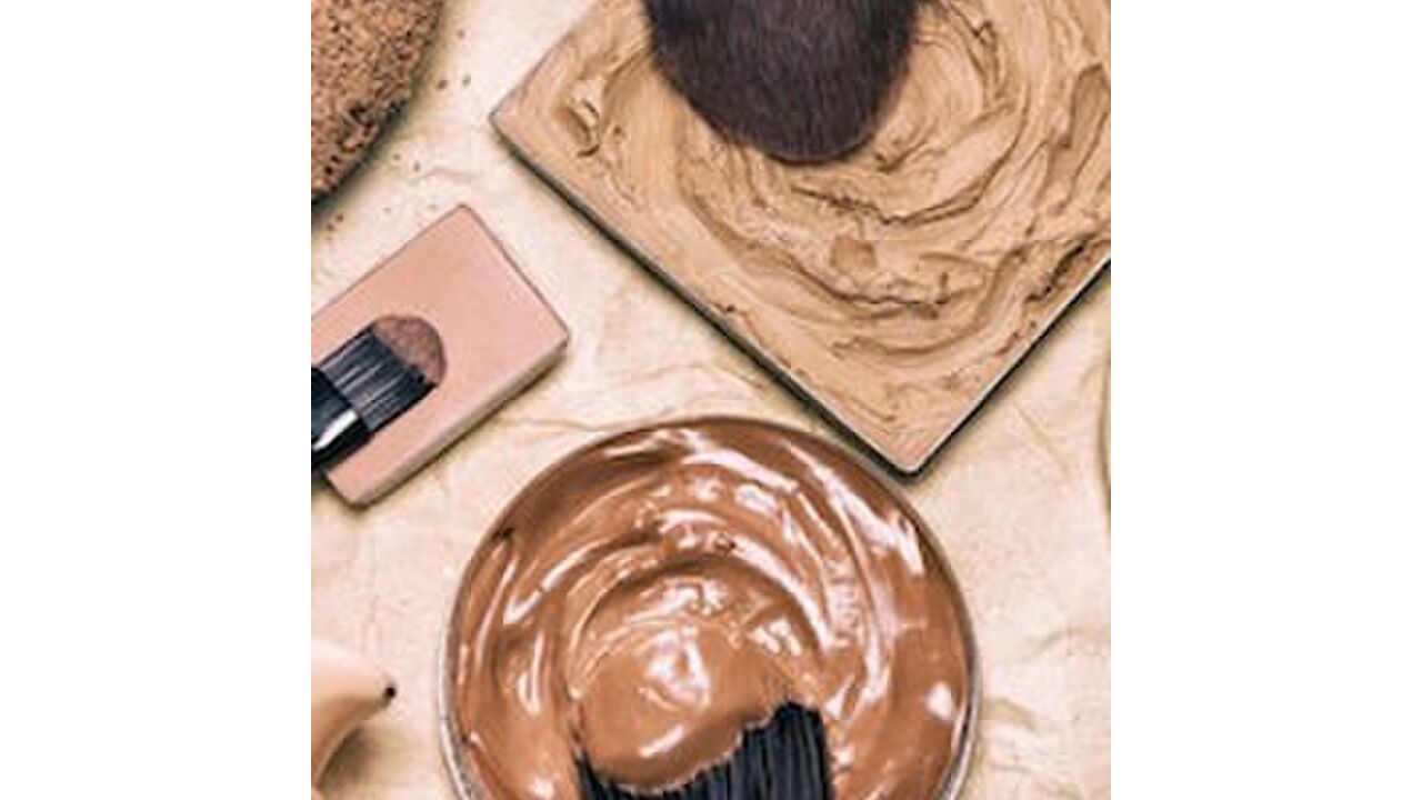 Illustratie voor: Zo zie je of jouw make-up over de datum is