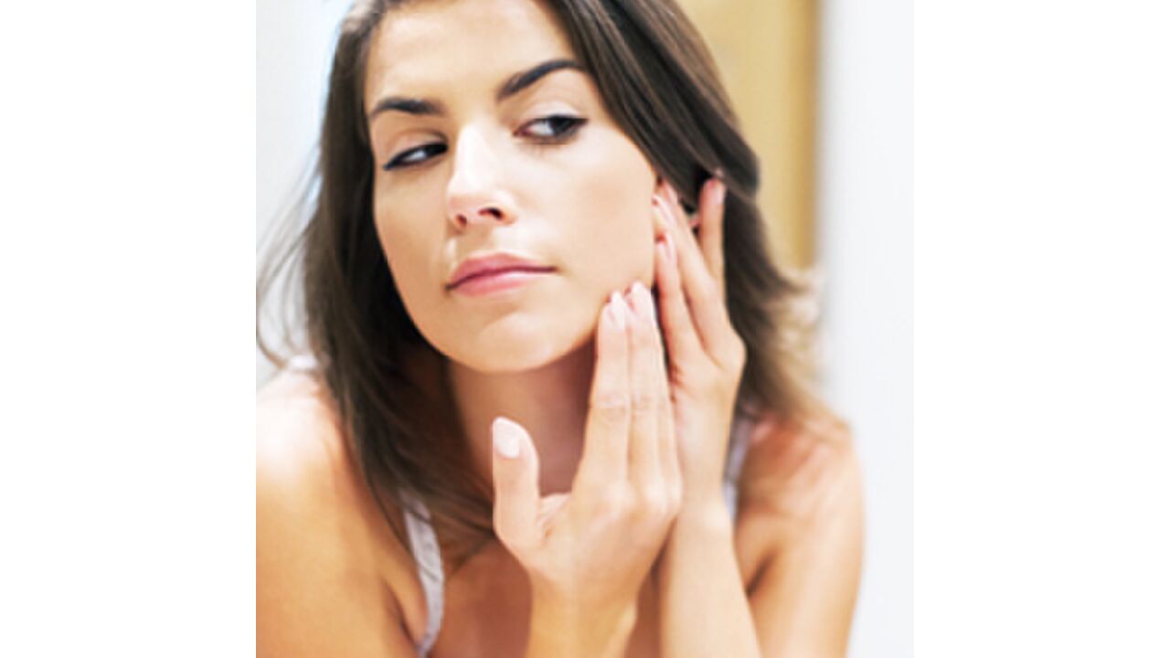 Illustratie voor: Last van acne? Met dit drankje kom je er vanaf