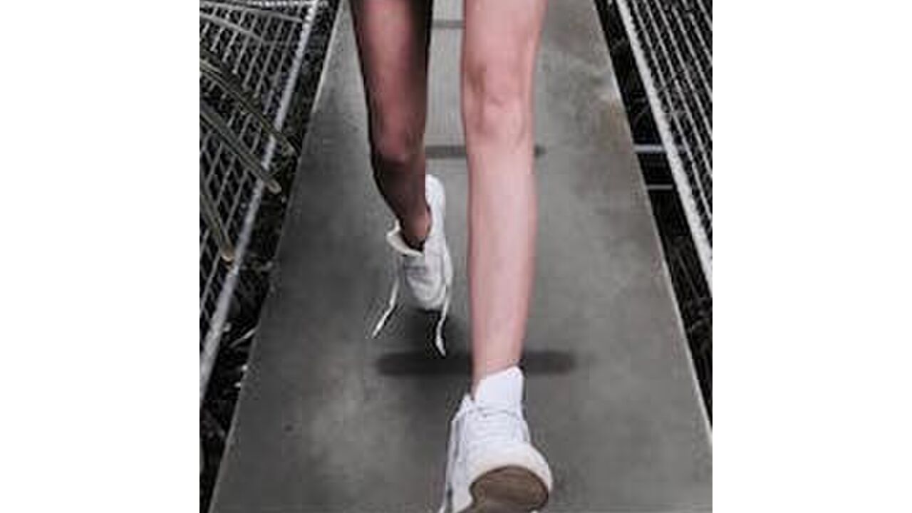 Illustratie voor: Trend: draag je sneakers als Bella Hadid