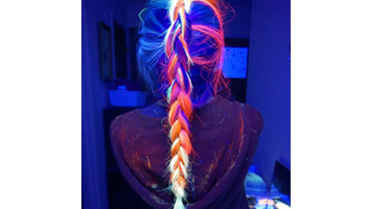 Illustratie voor: Glow in the dark hair: 2016’s party proof haar trend