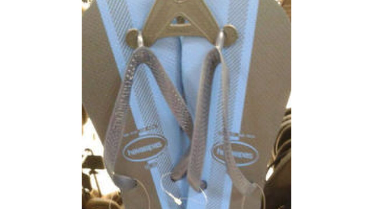 Illustratie voor: Slippers gaan viral omdat niemand weet of ze nu wit of blauw zijn