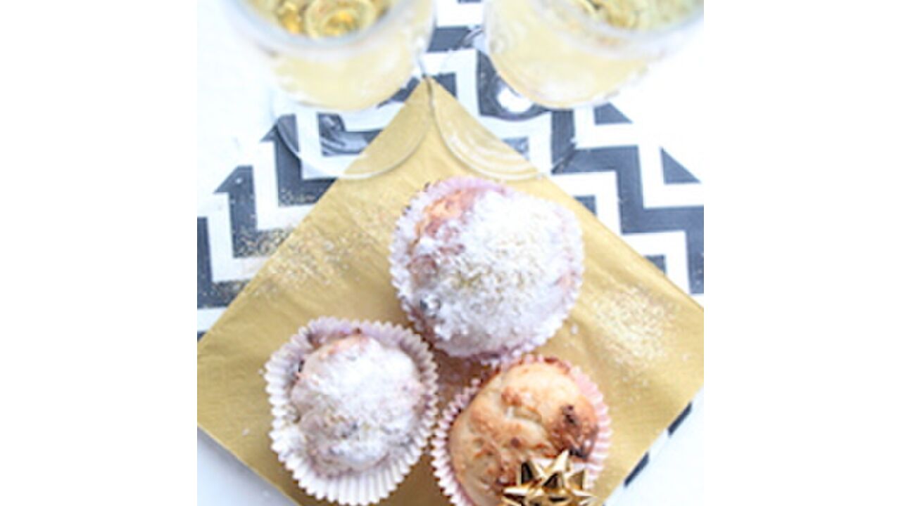 Illustratie voor: Ongelofelijk: voor deze lekkere oliebollencupcakes heb je maar drie ingrediënten nodig