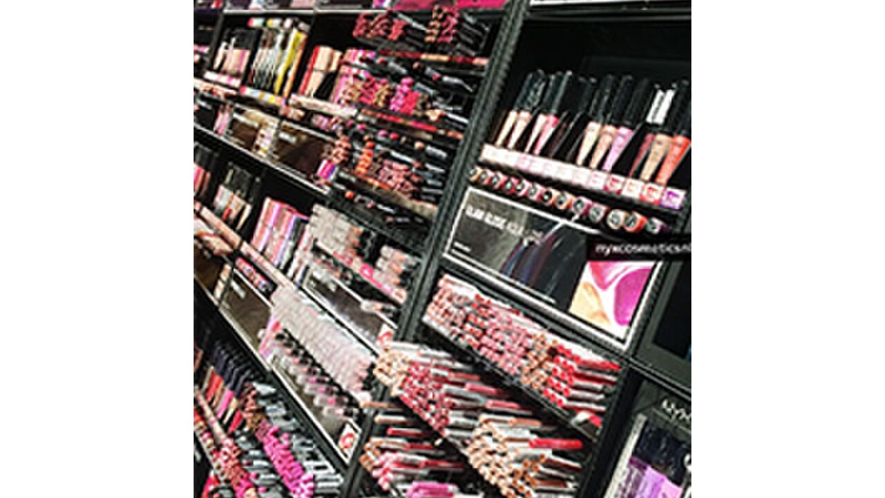 Illustratie voor: Hét beautyproduct waar visagisten bij zweren + win