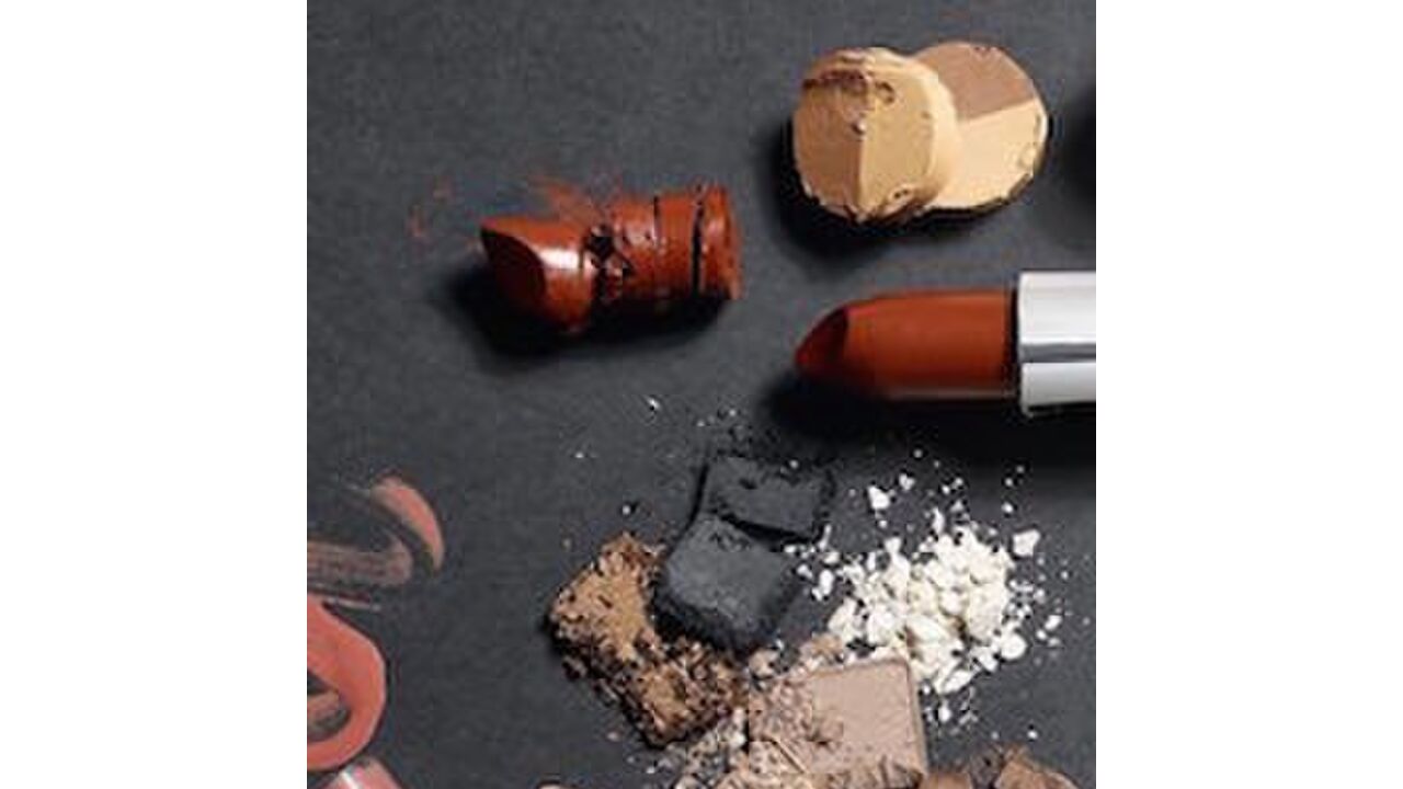 Illustratie voor: Dit gebeurt er wanneer je bedorven make-up gebruikt