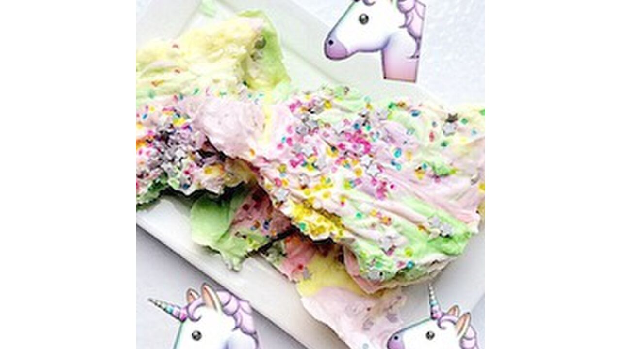 Illustratie voor: Zo maak je thuis deze super makkelijke unicorn frozen yoghurt snack