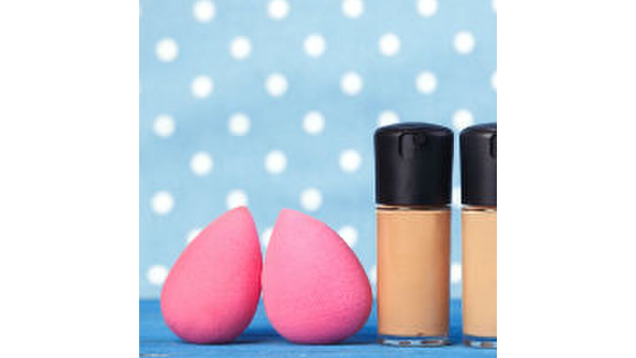 Illustratie voor: De bizarre reden waarom vloggers nu een condoom (!) om hun Beautyblender doen