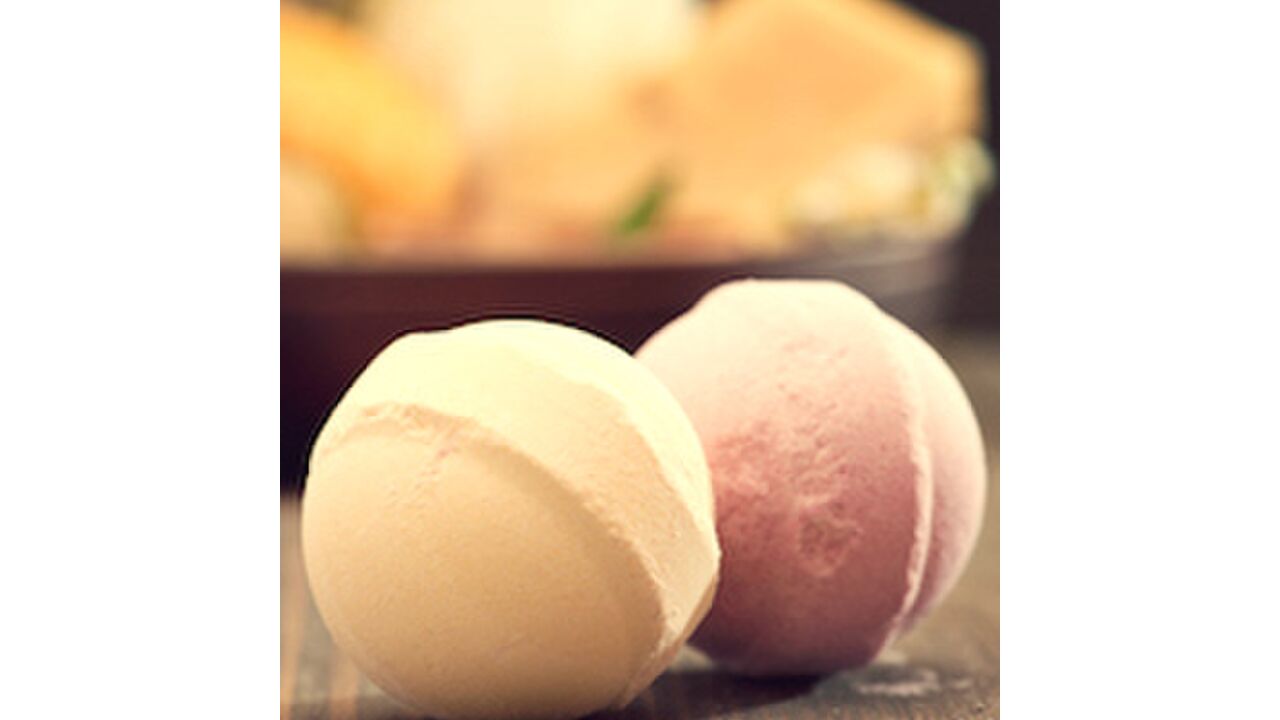 Illustratie voor: Zie jij het verschil tussen een bath bomb en een wc-blokje?