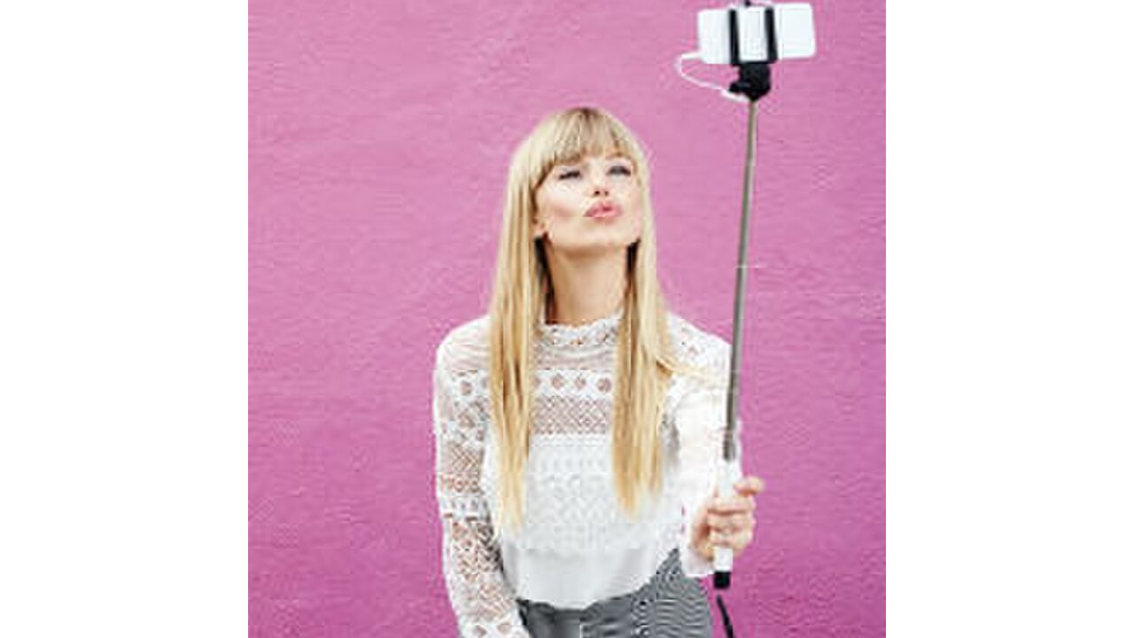 Illustratie voor: Meisje maakt ‘sexy’ selfie, maar iedereen heeft oog voor iets totaal anders