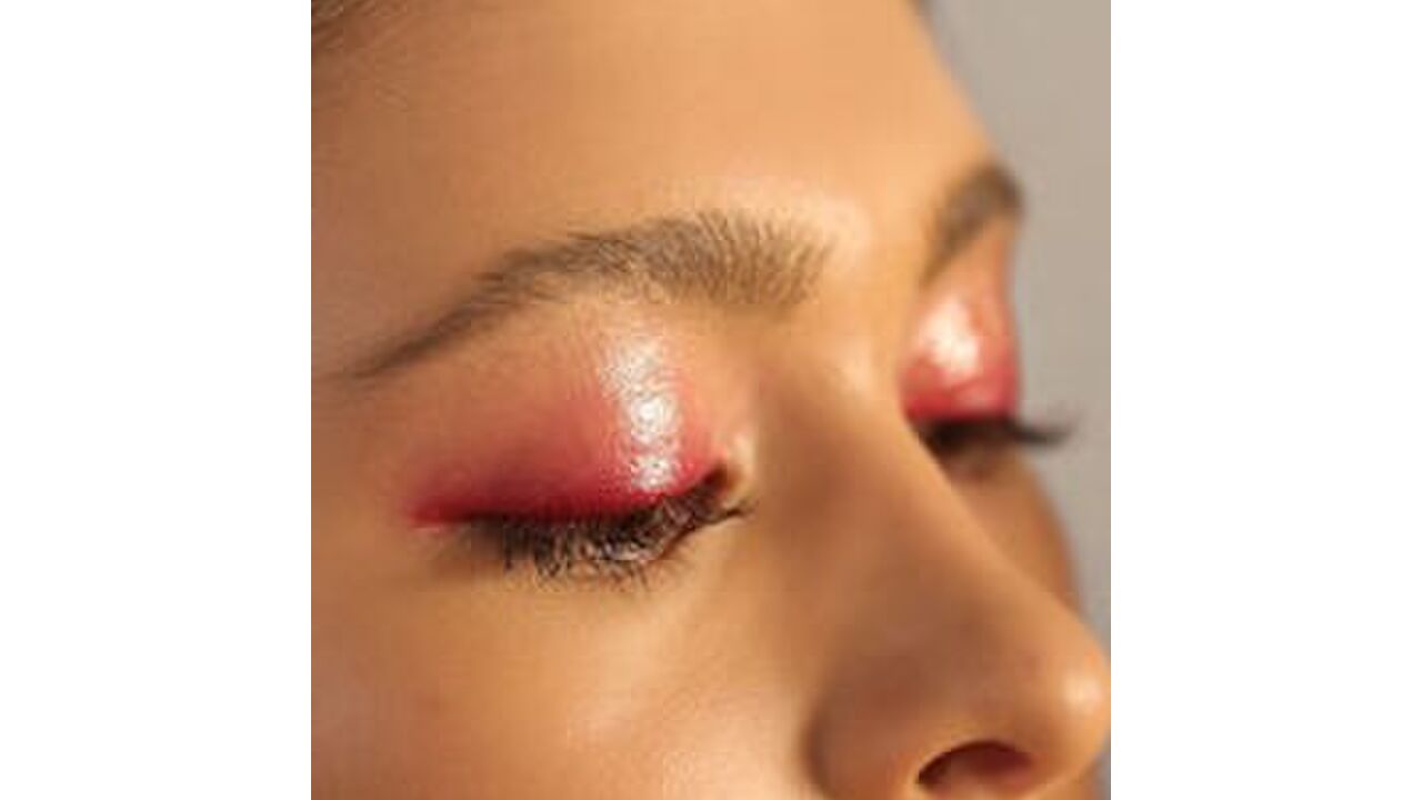 Illustratie voor: Make-up trend: shiny oogleden