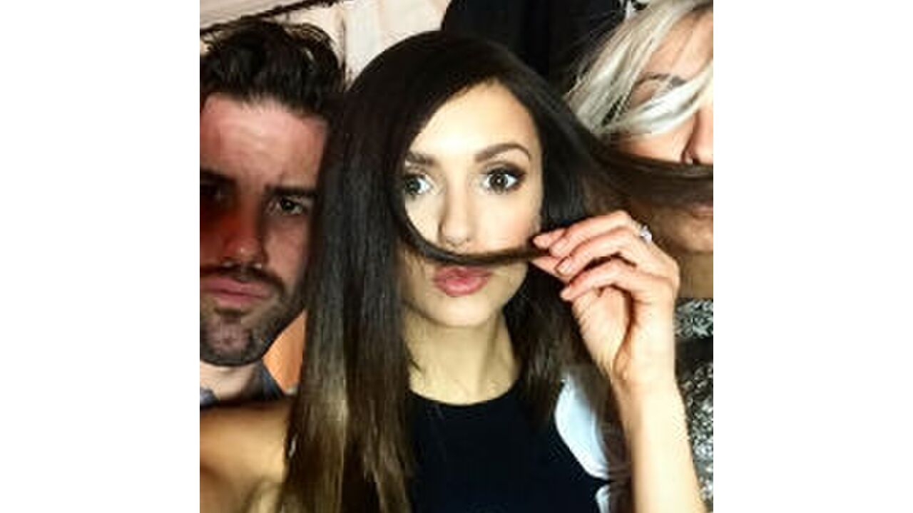 Illustratie voor: Nina Dobrev knipt haar lokken korter dan ooit tevoren en ze is zo veranderd
