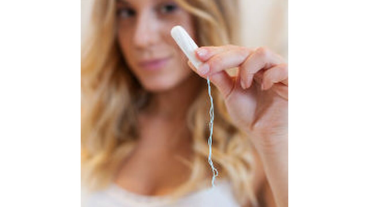 Illustratie voor: De bizarre reden waarom vloggers een tampon gebruiken om make-up aan te brengen