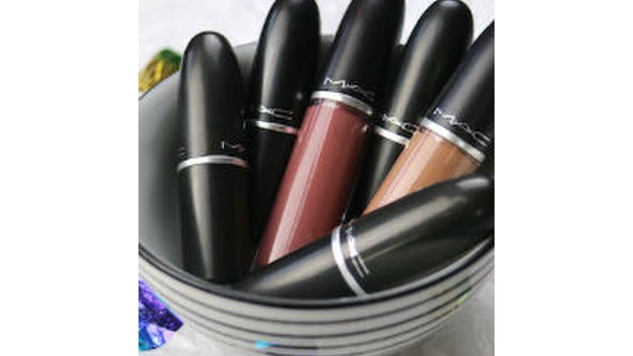 Illustratie voor: Getest: bizarre MAC lipstick kleuren voor échte beauty daredevils