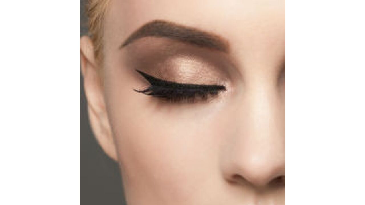 Illustratie voor: Briljant! Door deze slimme eyeliner hack zit je wing áltijd goed