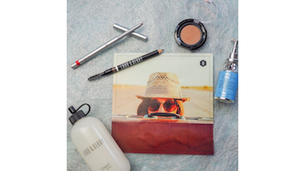 Illustratie voor: 5 zomer musthaves voor in je make-up stash