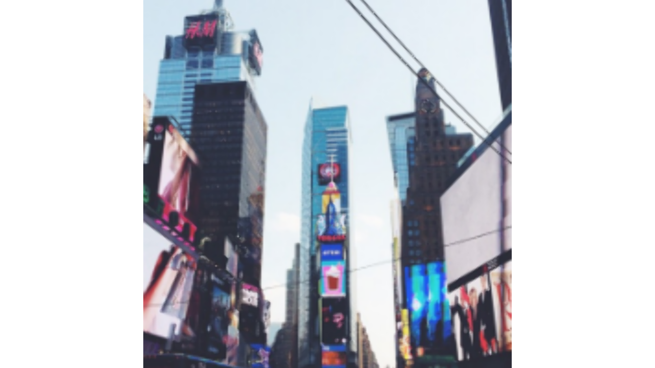 Illustratie voor: Alyssa (18) ging ‘even’ naar Times Square: “En toen hoorde ik niets meer van haar”