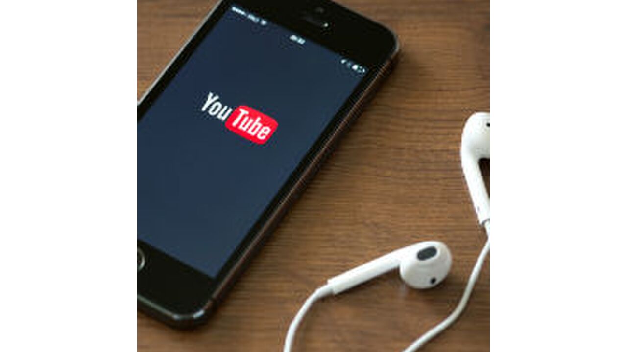 Illustratie voor: Zwangere YouTube-ster schiet per ongeluk vriendje dood tijdens opname
