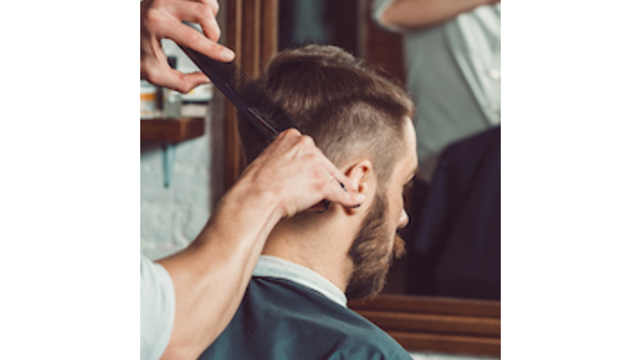 Illustratie voor: Jongen die zijn haar jaren niet heeft geknipt verandert na kappersbezoek in een hunk